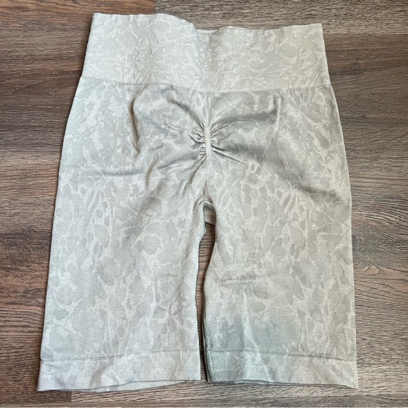 Gymshark Gray Pattern Bike Shorts - Picture 2 of 3